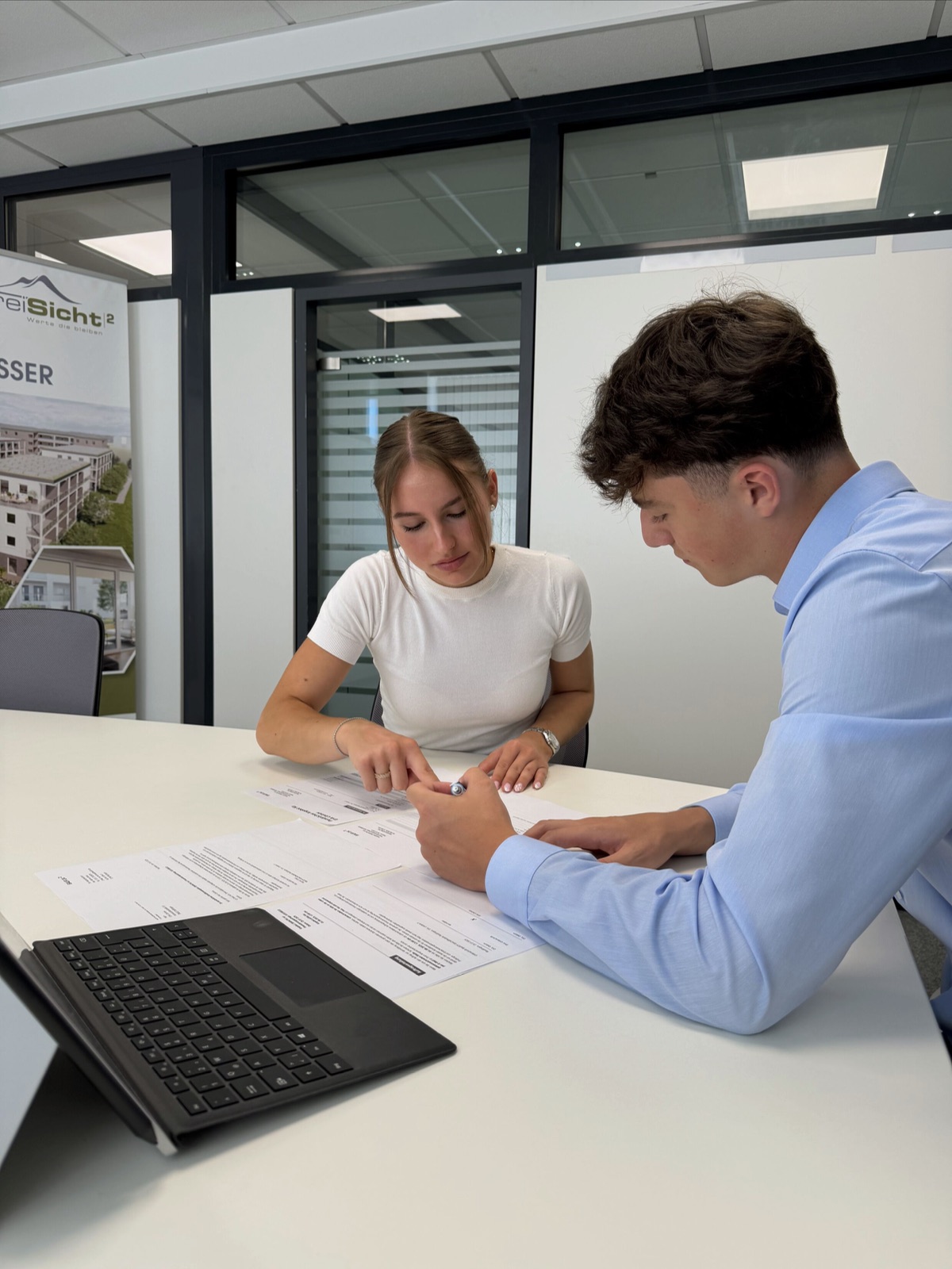 Alina Titov und Erik Schuler bei der Finanzierungsberatung