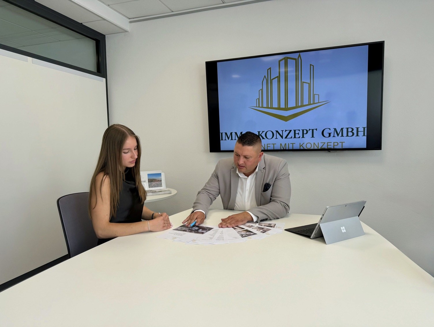Viktor Titov und Alina Titov bei der Besprechung